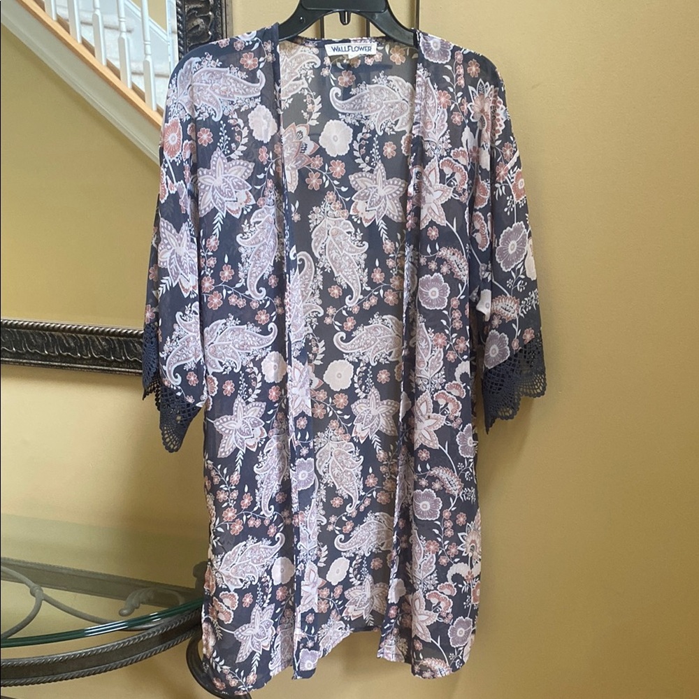 Wallflower women's Medium open Floral Kimono Cardigan with lace and side slits